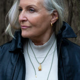 Rose med diamant på silkehalskæde, forgyldt